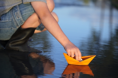 paper ship in children handの写真素材
