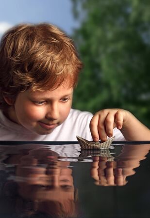 paper ship in children handの写真素材