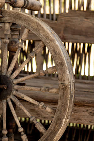 Old Antique Spinning Wheel on wood backgroundの写真素材