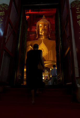 Wat Phananchoeng ,Ayutthaya Thailand - 15 December 2017 :  The golden old Buddha.のeditorial素材