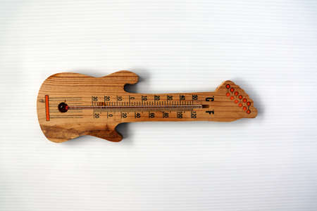 Measuring temperature in the structure of the guitar.