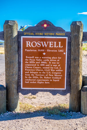 Roswell, NM, USA - April 21, 2018: A welcoming signboard at the entry point of the townのeditorial素材