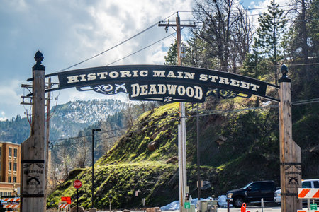 Deadwood, SD, USA - May 25, 2019: A welcoming signboard at the entry point of preserve historic placeのeditorial素材