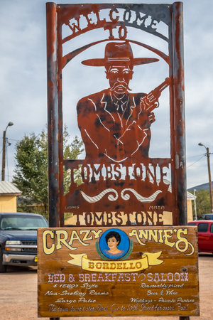 Tombstone, AZ, USA - November 17, 2019: A welcoming signboard at the entry point of the cityのeditorial素材