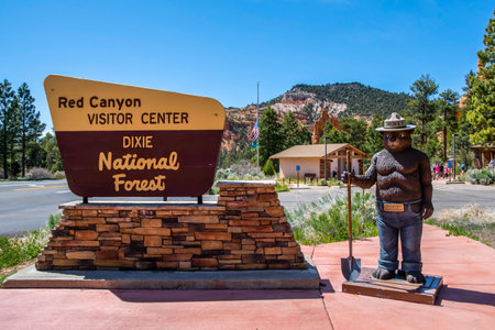 Dixie National Forest, UT, USA - May 24, 2020: A welcoming signboard at the entry point of the preserve forestのeditorial素材