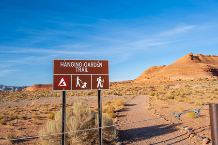 Glen Canyon NR, AZ, USA - Sept 28, 2020: The Hanging Garden Trailのeditorial素材
