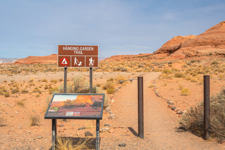 Glen Canyon NR, AZ, USA - Sept 26, 2020: The Hanging Garden Trailのeditorial素材