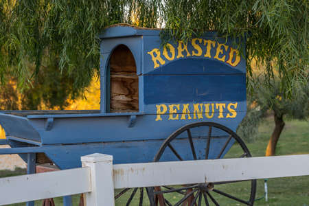 Yuma, AZ, USA - Oct 27, 2020: A roasted peanuts horse drawn carriageのeditorial素材