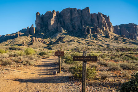 Apache Junction, AZ, USA - Dec 19, 2021: The Treasure Loop Mountain Trailのeditorial素材