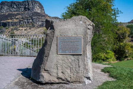 Twin Falls, ID, USA - Sept 12, 2021: The Shoshone Falls Park stone markerのeditorial素材