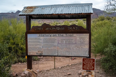 Gold Canyon, AZ, USA - Dec 27, 2021: The Lost Gold Mine Mountain Trailのeditorial素材