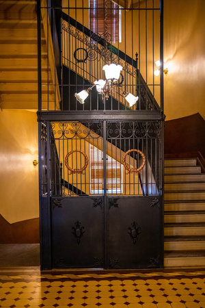 Phoenix, AZ, USA - Nov 3, 2022: The large hallways of the inside building of Arizona State Capitolのeditorial素材