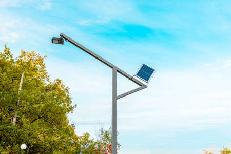 Eco friendly Autonomous Led street light projector with solar panel for daytime charging