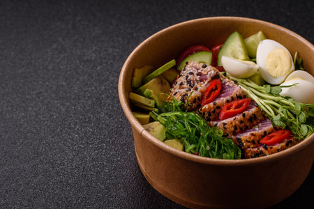Seafood bowl, tuna tataki fillet slices with rice, oranges, tomatoes and sauce. Tuna bowl as a food background for your designの写真素材