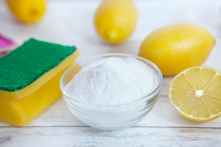 Baking soda, lemon and sponge on the tableの写真素材