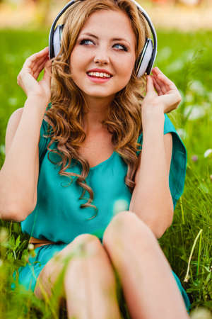 outdoors smiling portraits woman in headphonesの写真素材