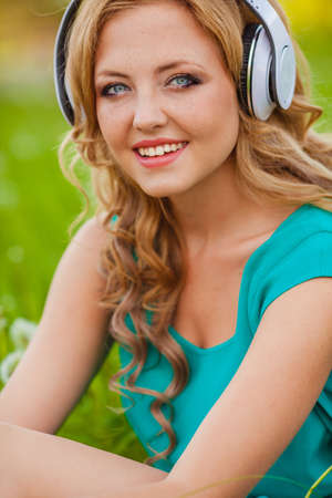 outdoors smiling portraits woman in headphonesの写真素材
