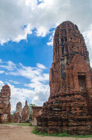 Wat Mahathat temple is located almost right in the center of Ayutthaya. The temple is believed to be built during the 14th century A.D.の写真素材
