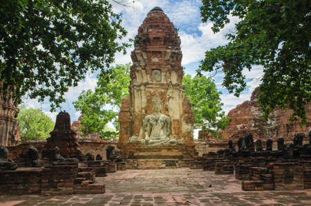 Wat Mahathat temple is located almost right in the center of Ayutthaya. The temple is believed to be built during the 14th century A.D.のeditorial素材