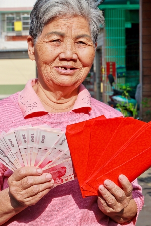 A Chinese Old woman who holding  New Year s moneyの写真素材