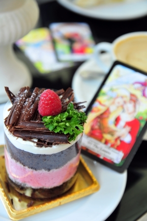 Raspberry cake with the lover tarot cardの写真素材