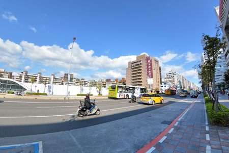 the Xinyi District street view of taipei.the Xinyi District street is the most bustling street with department store, banks, taipei 101. Photo taken on: Dec 18,2016のeditorial素材