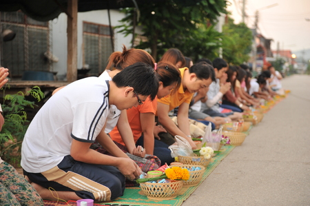 chaingkhan in loie province, Thailand - november 17 :street life in chaingkhan in loie province on november17, 2015. give alms to a Buddhist monk sticky riceのeditorial素材