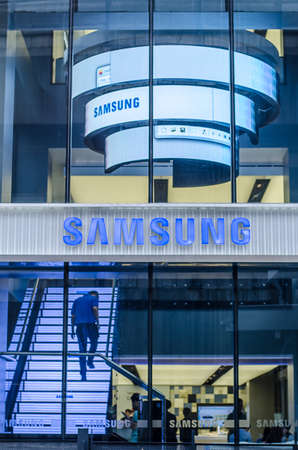 BANGKOK - OCT 11 :People shop at Samsung mobile shop at Siamsquare Bangkok on Oct 11, 2014. It is a South Korean multinational conglomerate company.のeditorial素材