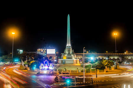 BANGKOK, THAILAND - NOVEMBER 7 : Night life at Victory Monument on 7 Nvember 2015. The monument was erected in June 1941 to commemorate the Thai victory in the Franco-Thai War.のeditorial素材