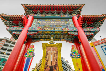 CHINATOWN, BANGKOK, THAILAND DEC 10, 2015: The evening view of chinatown arch marks the beginning of famous Yaowarat Road and is the one of landmark in Bangkok on DEC 10, 2015 in Bangkok, Thailandのeditorial素材