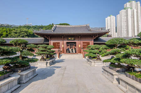 HONG KONG - DECEMBER 8, 2016: People are viiting Chi Lin Nunnery, Tang dynasty style temple.のeditorial素材