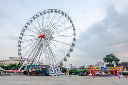 BANGKOK ,THAILAND - 27 Oct,2017 : Large Ferris wheel in Asiatique, open outdoor community shopping mall in Bangkok, with Out of focus people.のeditorial素材