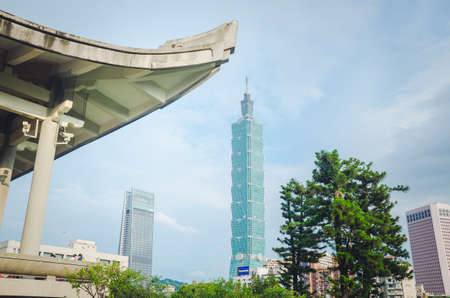 Taipei, Taiwan - May 17, 2019 : Statue of Sun Yat-sen at the National Sun Yat-sen Memorial Hall, with view of Taipei 101 building in background.のeditorial素材
