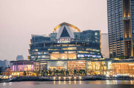 BANGKOK, THAILAND - 30 Jan, 2019: Exterior view of ICON Siam at River side. ICON SIAM is the new Shopping Center and Landmark of Bangkok at evening with motion blur of many tourist in front.のeditorial素材