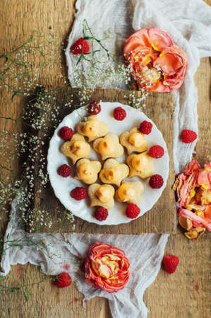 Homemade biscuits ready for a festive days. Homemade gingerbread cookies ready for baking. table setting with gingerbread cookies. Gingerbread bars with filling. homemade gingerbread cookiesの写真素材