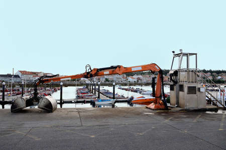 machine for unloading at a dock