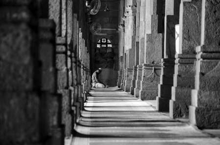 A man doing namaz at jama mosque Ahmedabadのeditorial素材