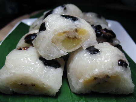 Glutinous rice steamed in banana leaf  sliceの写真素材