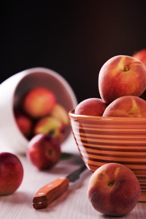 fresh peaches in a ceramic bowlの写真素材