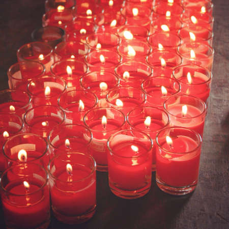 Red candles burning の素材