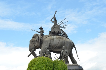 The elephant statue in the blue sky,Monument of King Naresuan at Suphanburi province in Thailandのeditorial素材
