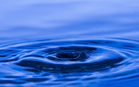 blue water splash macro close upの写真素材