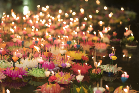 NAKHONNAYOK, THAILAND - NOVEMBER 25 :Loy Krathong festival, Thai people buy flowers and candle to light and float on water to celebrate on November 25, 2015 in Nakhonnayok, Thailand.のeditorial素材