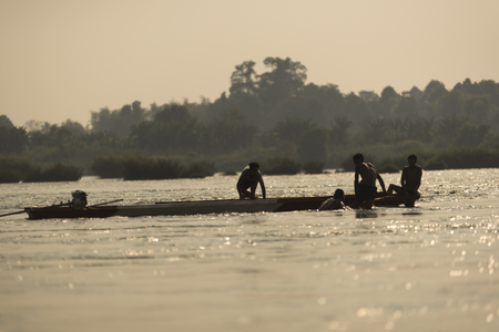 Ubon Ratchathani, Thailand, January 3, 2016 :Fishermen along the banks of the Mekong river, Thailand and Laos.のeditorial素材