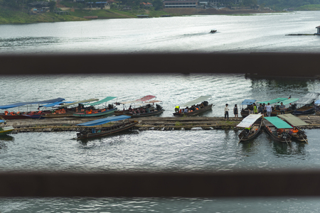 KANCHANABURI, THAILAND - NOVEMBER 22 2015 : people tourist was holiday walk on the wooden bridge at Sangkhla buri, Thailandのeditorial素材