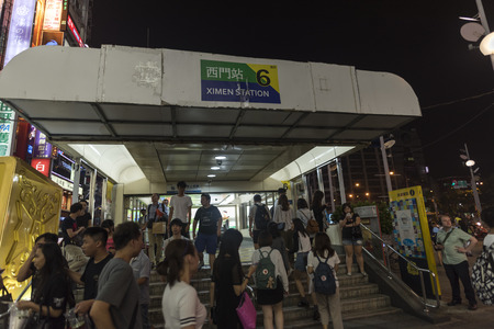 Taipei, Taiwan - November 12th 2016 - Locals and tourists enjoying the street market of Taipei downtown in Taiwan, Asiaのeditorial素材