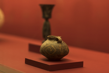 TAIPEI, TAIWAN - November 24 : Antiques are displayed in Taipei's National Palace Museum on November 24, 2016 in Taipei, Taiwan, Asia.のeditorial素材