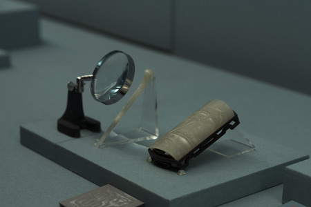 TAIPEI, TAIWAN - November 24 : Antiques are displayed in Taipei's National Palace Museum on November 24, 2016 in Taipei, Taiwan, Asia.のeditorial素材