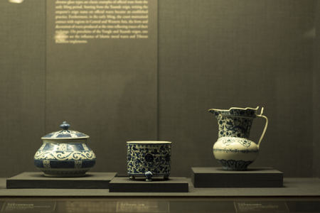 TAIPEI, TAIWAN - November 24 : Antiques are displayed in Taipei's National Palace Museum on November 24, 2016 in Taipei, Taiwan, Asia.のeditorial素材