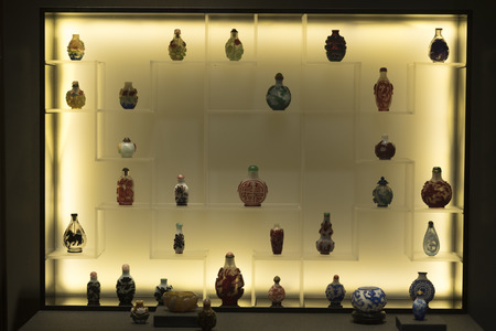 TAIPEI, TAIWAN - December 14 : Antiques are displayed in Taipei's National Palace Museum on December 14, 2016 in Taipei, Taiwan, Asia.のeditorial素材